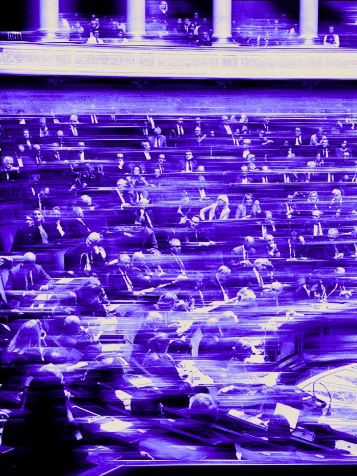 Hémicycle d'une assemblée parlementaire, image filée teintée de violet