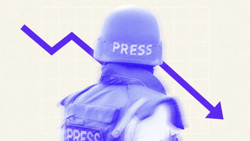 Journaliste de dos en gilet « PRESS », courbe en chute